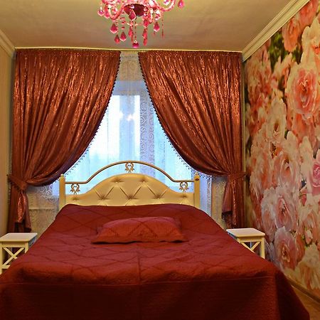 Roses Apartment In The City Center Chernihiv Bagian luar foto