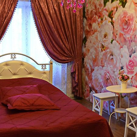 Roses Apartment In The City Center Chernihiv Bagian luar foto