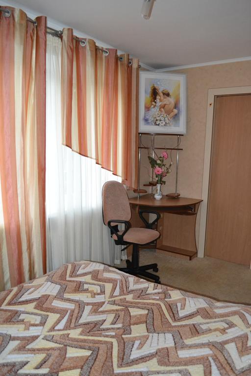 Roses Apartment In The City Center Chernihiv Ruang foto
