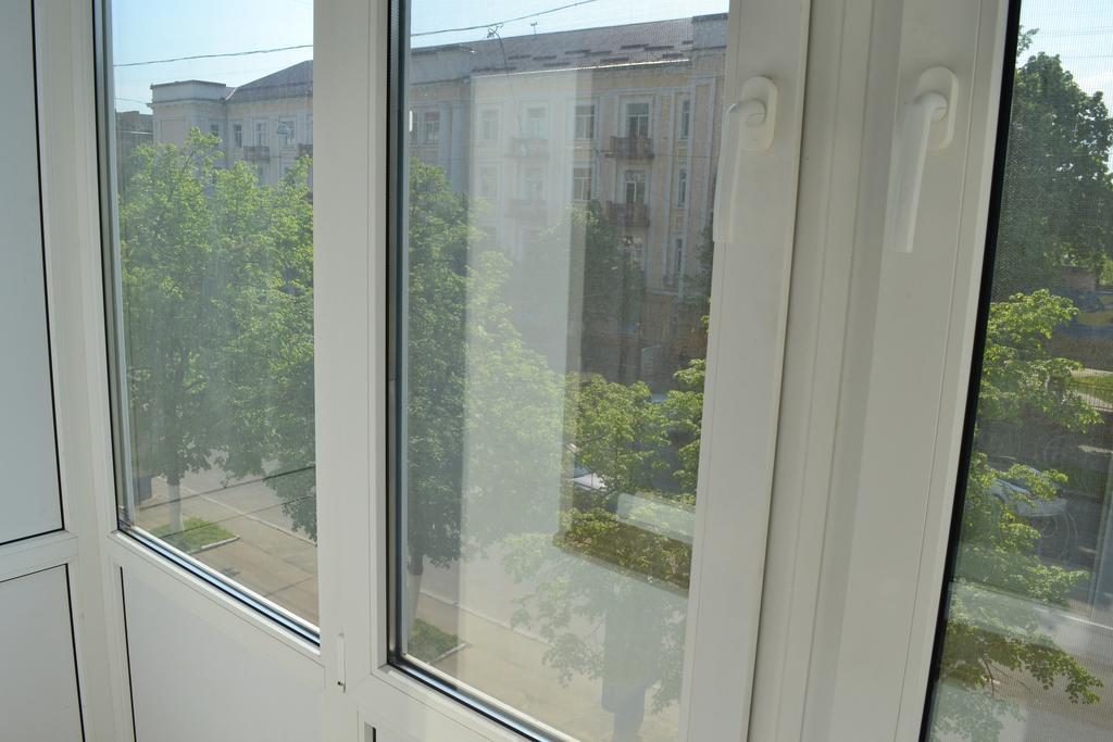 Roses Apartment In The City Center Chernihiv Bagian luar foto