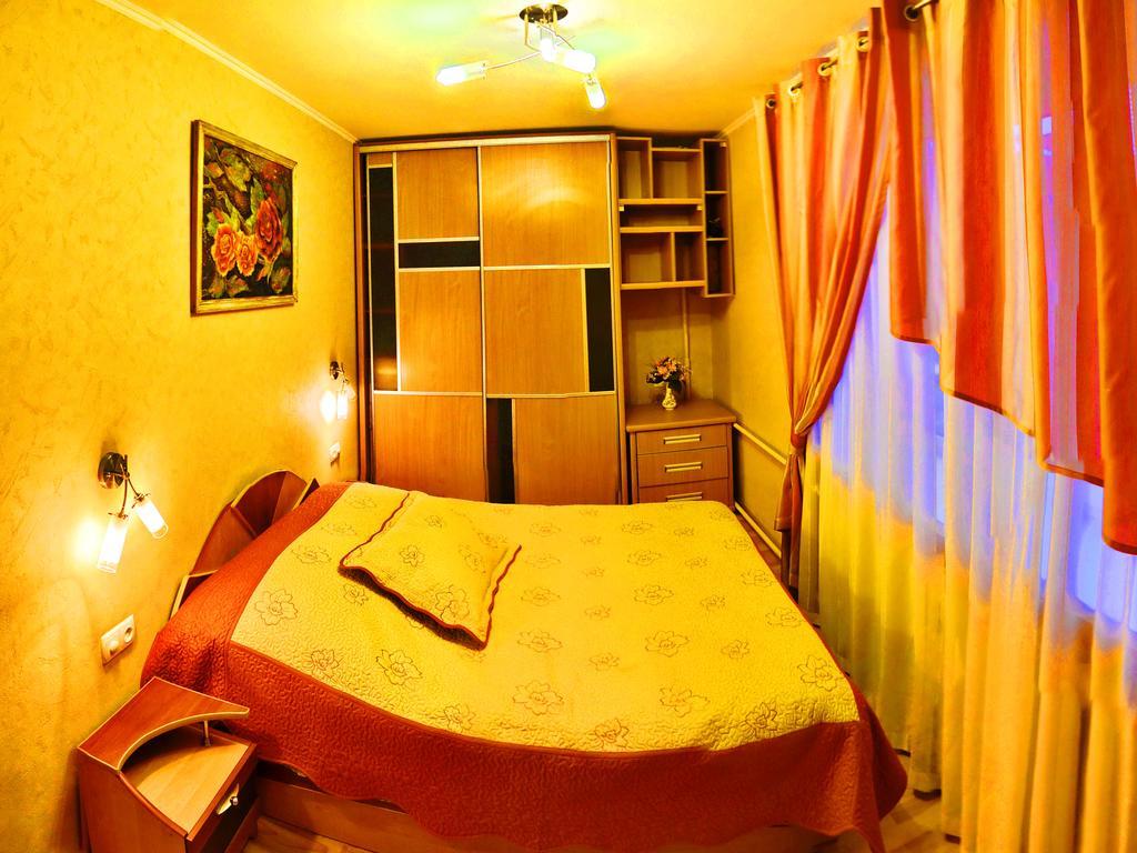 Roses Apartment In The City Center Chernihiv Bagian luar foto