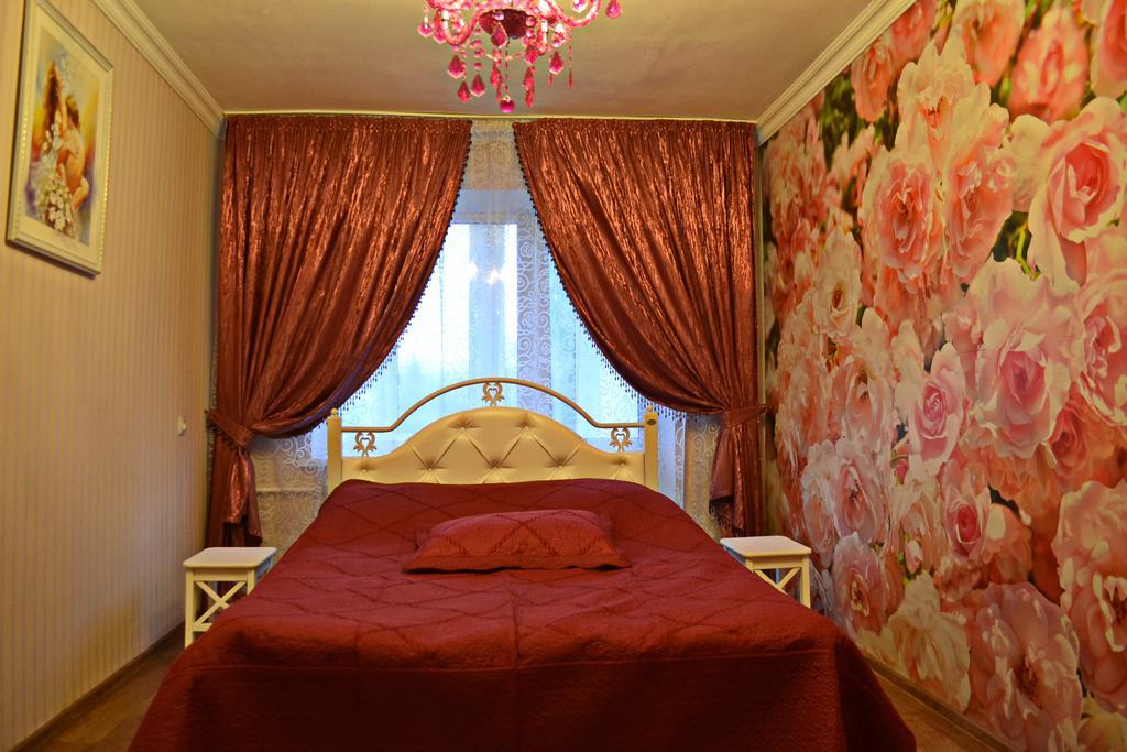 Roses Apartment In The City Center Chernihiv Bagian luar foto