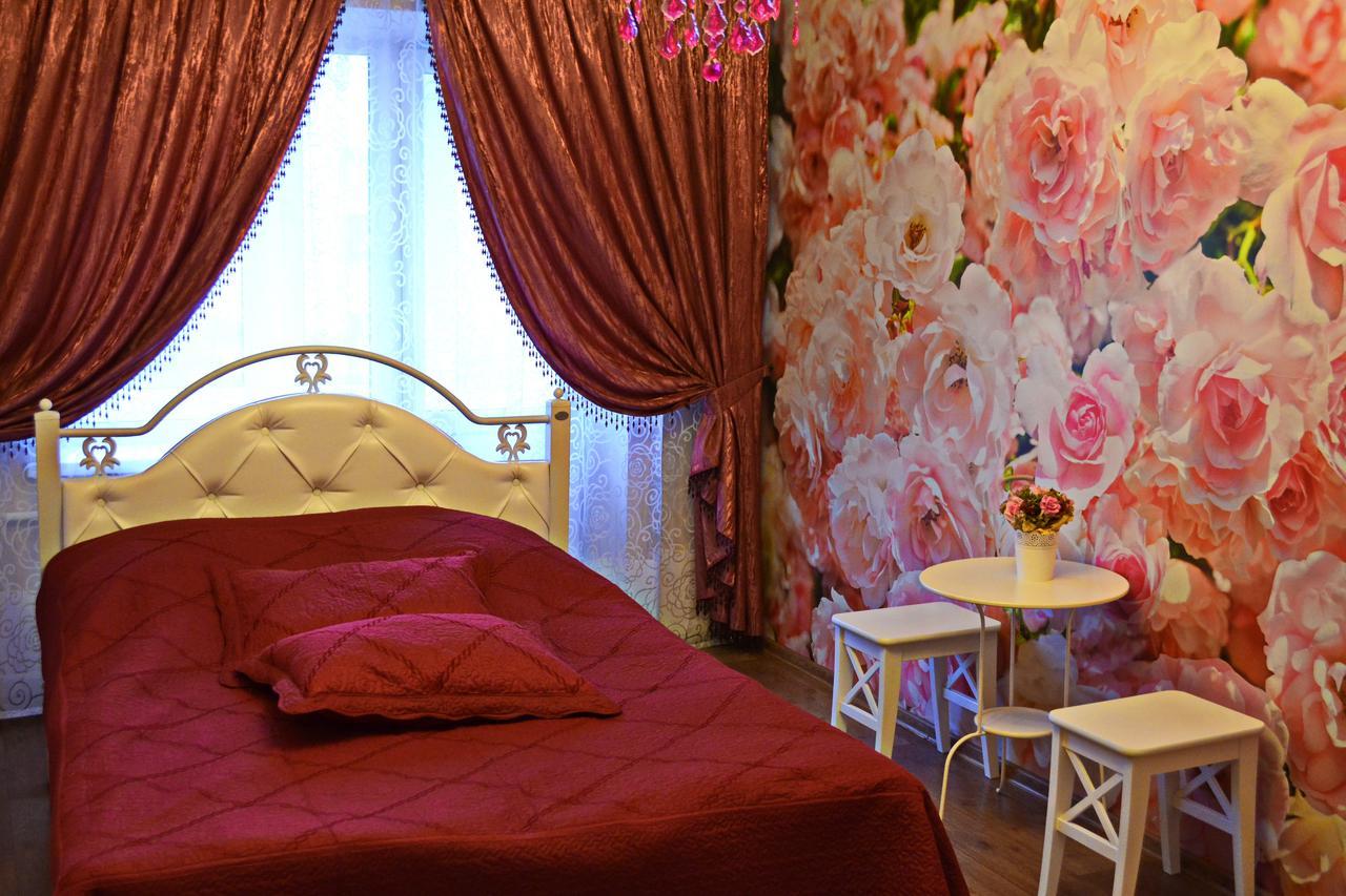 Roses Apartment In The City Center Chernihiv Bagian luar foto