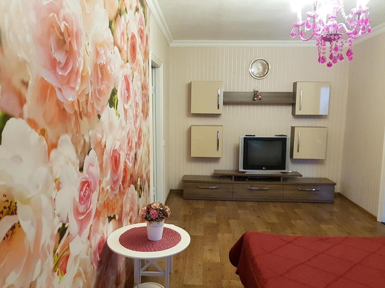 Roses Apartment In The City Center Chernihiv Bagian luar foto
